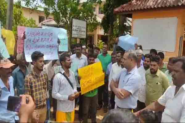 கனிய மணல் அகழ்வதை நிறுத்தக்கோரி பாரிய ஆர்ப்பாட்டம் ஒன்று முன்னெடுக்கப்பட்டது 