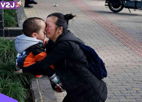 Tak Bisa Bayar Perawatan Putranya, Potret Ibu Menangis di Depan Rumah Sakit Ini Bikin Trenyuh