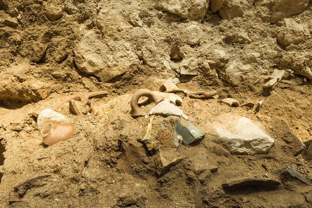 שרידי הכלים שהתנפצו ברעידת האדמה. צילום: אליהו ינאי, עיר דוד