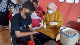 Genjot Capaian Booster, Polsek Juntinyuat Gelar Vaksinasi di Desa Juntikebon