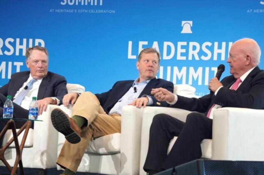 O embaixador Robert Lighthizer (C), Peter Schweizer, presidente do Instituto de Responsabilidade Governamental, e Michael Pillsbury, membro sênior da Heritage Foundation (D), na Cúpula de Liderança da Heritage Foundation em National Harbor, Md., em 20 de abril de 2023 | Terri Wu/The Epoch Times