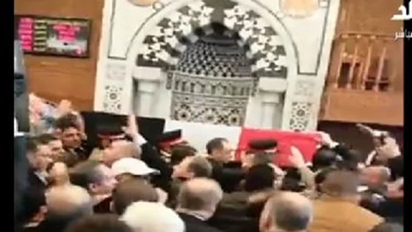 علم مصر يغطى جثمان الرئيس الأسبق حسنى مبارك من داخل المسجد