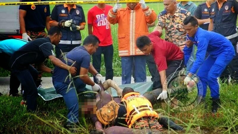 7 Foto Mayat Sepasang Kekasih Berpelukan Di Tali Air Sabak 