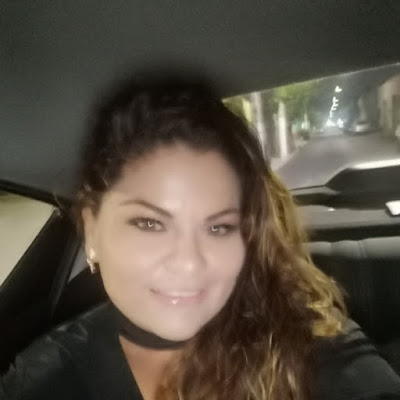 sonriendo en su auto