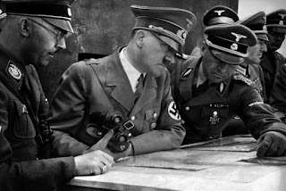 Адольф Гитлер с офицерами у географической карты.