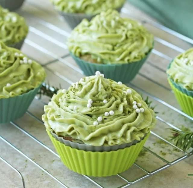Matcha Cupcakes with Green Tea Cream Cheese Frosting #dessert #cupcakes