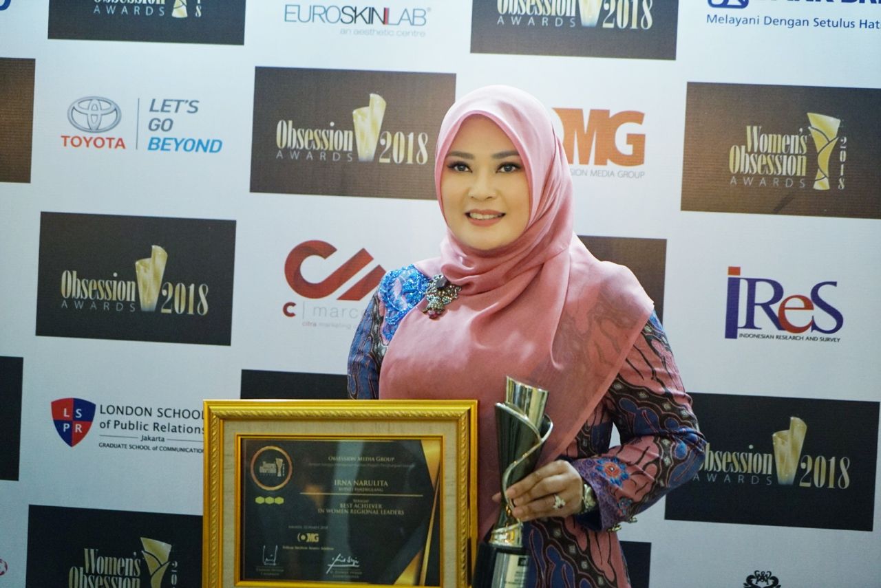 Irna Raih Penghargaan Best Woman Regional Leaders 2018
