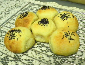 Portuguese Sweet Bread Rolls Recipe @ treatntrick.blogspot.com