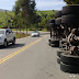 Caminhoneiro fica ferido em tombamento de carreta em Pirapetinga