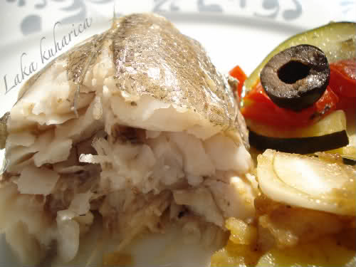 Oven-baked hake with vegetables and lovage by Laka kuharica: light, moist, delectable fresh hake with vegetables and olives.