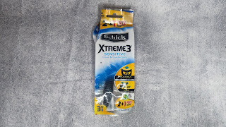 Packaging which contains 3 razor