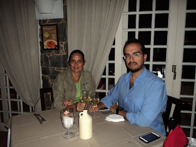 casal Hibisco com Whey na mesa do restaurante Piccolino