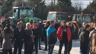 ΤΩΡΑ: Τρεις βουλευτές περικυκλωμένοι από ΑΓΡΟΤΕΣ στο αεροδρόμιο Καστοριάς