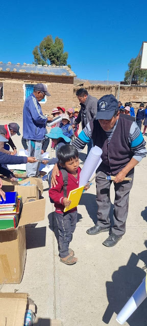 Die Schüler der Bildungseinheiten Cutañiso, Huayllajara, Callamosyani, Hornoni und Bandurani in den Bergen Boliviens haben Schulmaterial erhalten. Bis Freitag, den 02.06.2023 haben somit im Mai weitere 600 Schüler Unterstützung bekommen. Wir danken allen unseren Spendern, denn dank Ihnen erhalten die Kinder in diesen schwierigen Zeiten Hilfe. Ein herzliches Dankeschön. Teil 03