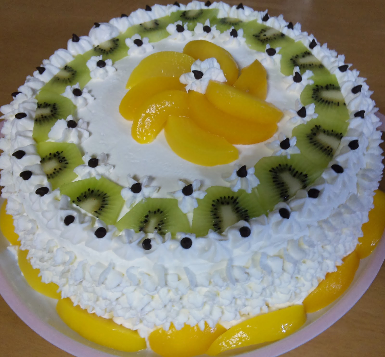 Torta Pastel De Frutas Con Crema Chantilly