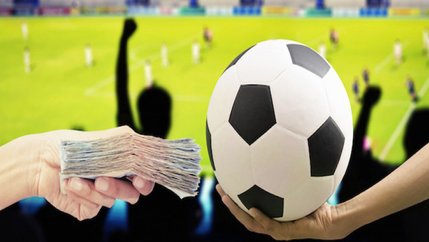 كيفية توفير المال عند مشاهدة المباراة في الملعب أو في المنزل؟