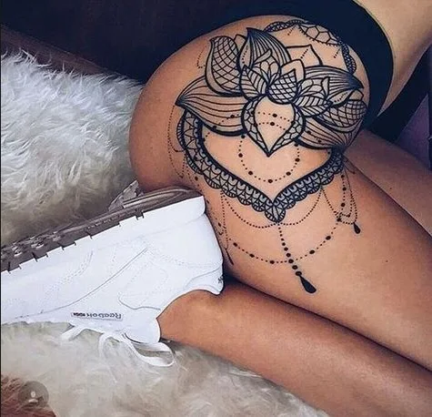 Vemos a una chica con tatuaje espiritual y lleno de significado