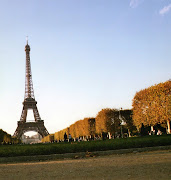 Bajo la Torre Eiffel se extiende el Campo de Marte repleto de árboles y al . (img )