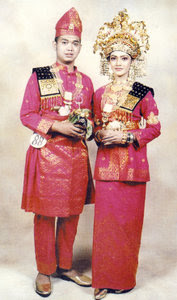 Foto Gambar Pakaian  Adat Tradisional Melayu  Kabupaten 