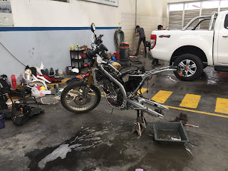 Moped zerlegt um alles reinigen zu können