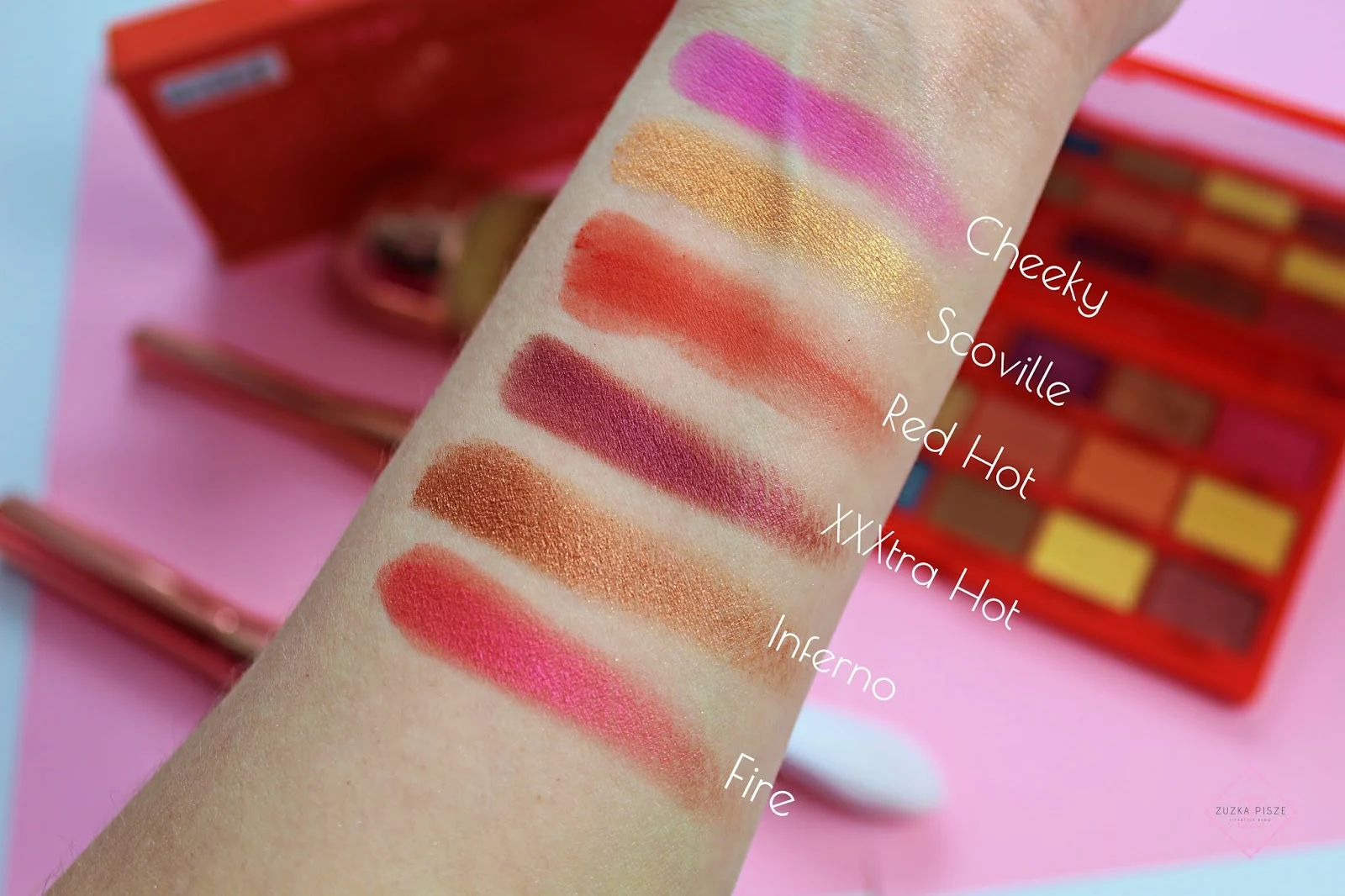 swatch palety cieni do powiek TASTY CHILLI PALETTE - Makeup Revolution