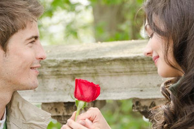 10 علامات تدل على عشق الرجل وانجذابه للمرأة - رجل يقدم وردة لحبيبتة