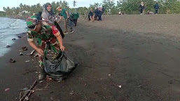 Peduli Lingkungan Bersih, Anggota Koramil 0823/09 Punguti Sampah di Tepi Pantai