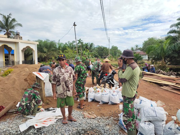 Hari Kedua, Satgas TMMD Ke-111 Bersama Masyarakat Kebut Pengecoran dan Angkut Material