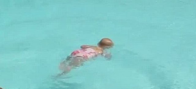 Το βίντεο που κάνει θραύση στο Ιντερνετ: 16 μηνών μωρό κολυμπά σαν επαγγελματίας,