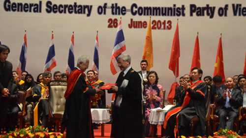 Khi lũ “rận dân chủ” liên kết, Tổng Bí thư nhận bằng Tiến sĩ danh dự của Trường Đại học Thammasat, a