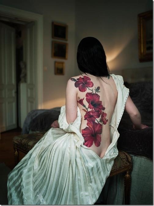 belle_hibiscus_tatouage_dos