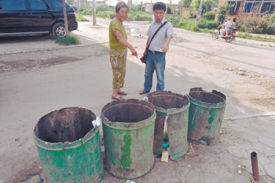 在中国鞍山市，一名刚出生不超过24小时的女婴，被遗弃在路边的垃圾桶里。 “我们遇到弃婴，不是第一次了”一名社区书记说。
