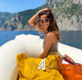 Roberta Morise in barca in Calabria