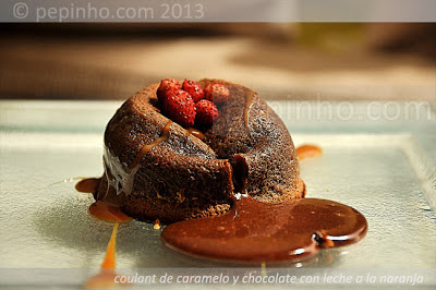 Coulant de caramelo y chocolate con leche a la naranja