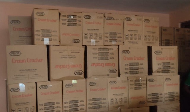 Operação Unum Corpus apreende 12 mil pacotes de biscoitos com validade adulterada em Feira de Santana