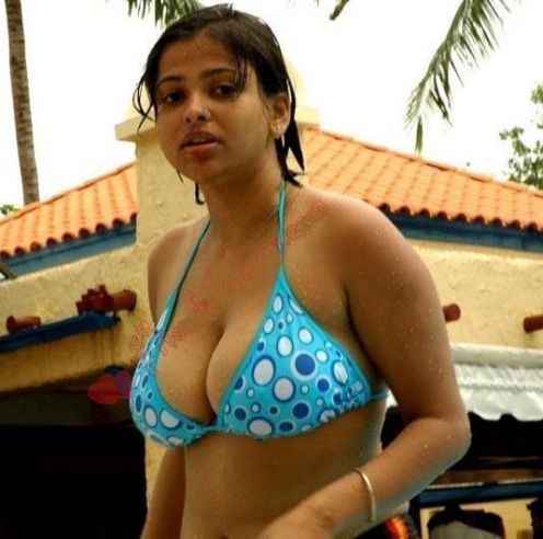 hot desi bhabhi show her sexy cleavage