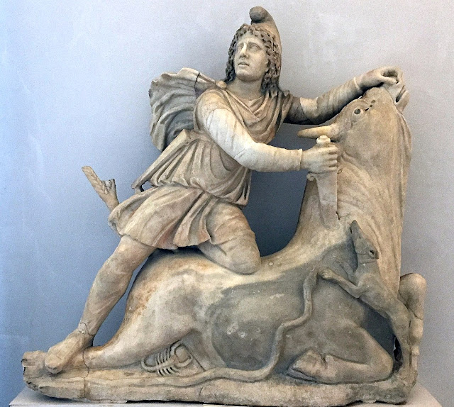Статуя Митры, приносящего в жертву быка