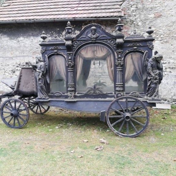 Antiguo coche fúnebre aleman del siglo XIX.