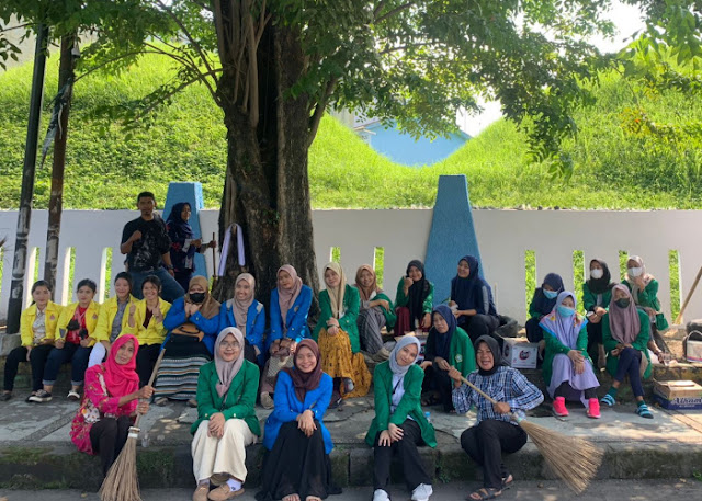 Kelurahan Masjid Medan Kota Gotong Royong Perindah Taman PKK Dan Kebersihan Lingkungan 8  