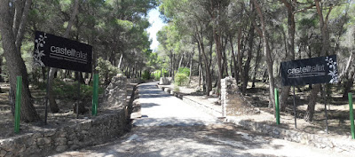 Cabra del Camp a Fontscaldetes, entrada al castelltallat espai de restauració