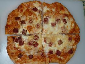 Pizza de mozzarella e mortadela com azeitonas