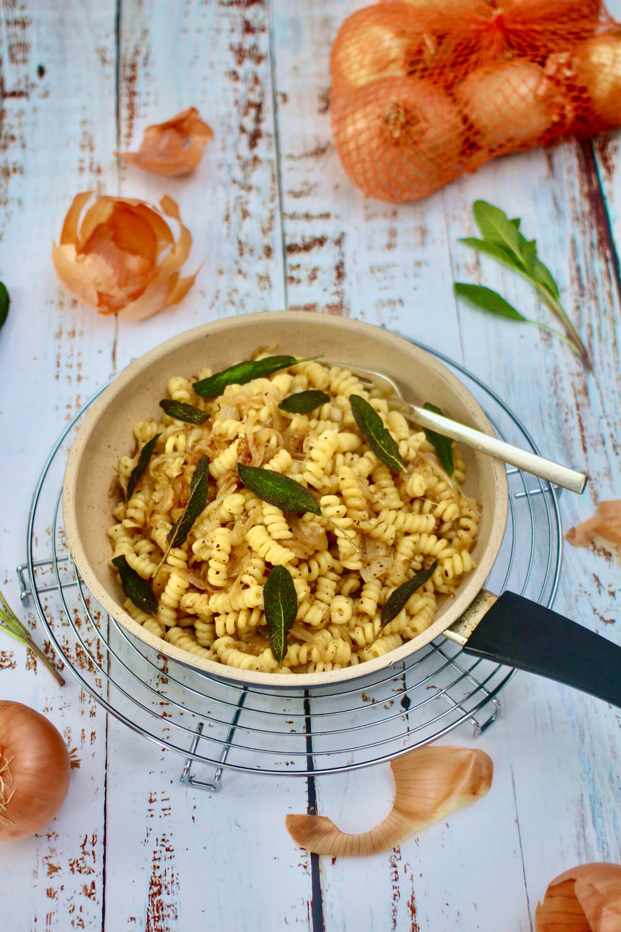 Pasta mit Zwiebel und knusprigem Salbei