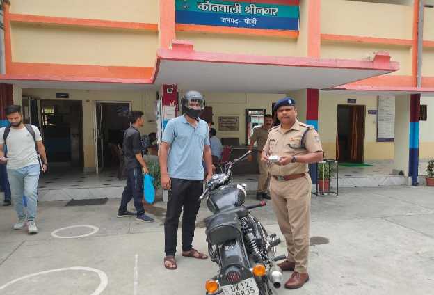 श्रीनगर : पुलिस ने चलाया मोडिफाईड मोटर साईकिल साईलेन्सरों का चैकिंग अभियान 