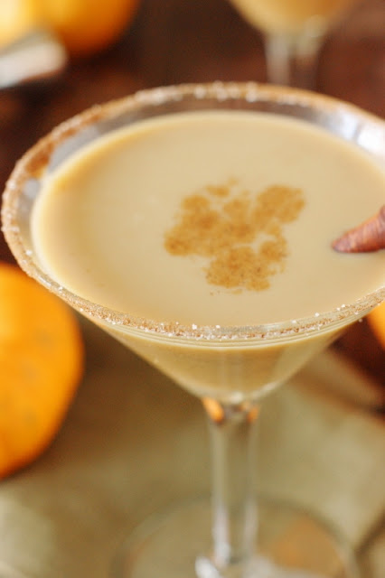 Pumpkin Spice Martini ~ put the fabulous fall flavors of pumpkin & spice in your cocktail!   www.thekitchenismyplayground.com