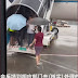 Stewardess wading through the water with an umbrella to send passengers to the shuttle bus, China Southern Airlines: It is not a fixed service, there will be a praise mechanism