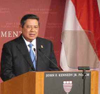 http://www.google.co.id/imgres?q=teleprompter+sby&hl=id&tbo=d&biw=1280&bih=709&tbm=isch&tbnid=idkLepO7HyoPMM:&imgrefurl=http://news.detik.com/read/2010/04/07/111304/1333671/10/dan-megawati-pun-genit-berteleprompter%3Fnd993303605&docid=LRf9_0o7-o1hXM&imgurl=http://us.images.detik.com/content/2010/04/07/10/sbytelepronter.jpg&w=285&h=270&ei=pZm0UKGGOMTlrAfdrYCoAQ&zoom=1&iact=rc&dur=236&sig=107927634093784104775&page=1&tbnh=142&tbnw=166&start=0&ndsp=25&ved=1t:429,r:0,s:0,i:78&tx=109&ty=85