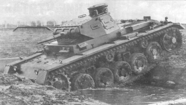 Pz.Kpfw.lll Ausf .А на полигоне 5-го танкового полка 3-й танковой дивизии. Два горизонтальных жалюзи и два в боковых стенках крыши моторного отделения использовались для притока охлаждающего двигатель воздуха