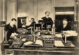 Theodore Roosevelt supervisando la llegada de telegramas al Ala Oeste de la Casa Blanca.