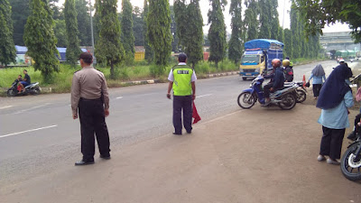 Anggota Polsek Tulis Pam Dan Gatur Lalin Di Depan Pabrik Sukorintex Tribratanews Polres Batang