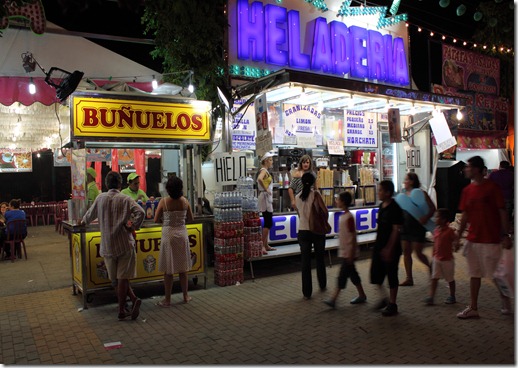 Heladeria y Buñuelos. La hora del postre.